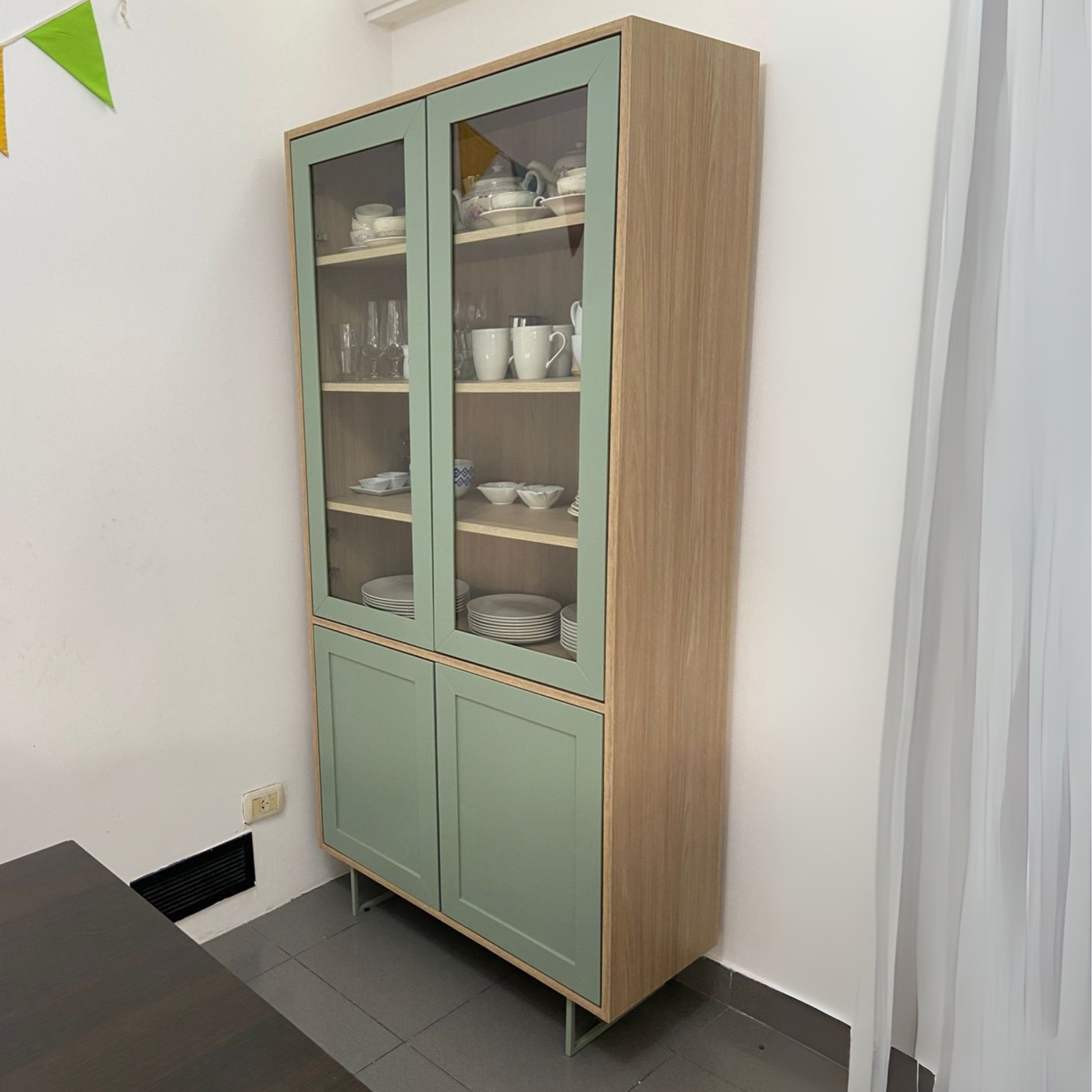 VITRINA NOIR /  ALTA / PARISSIAN